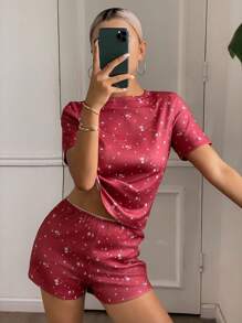 DAZY Conjunto de pijama de 2 piezas con camiseta de manga corta y shorts con estampado de flores menudas para mujer