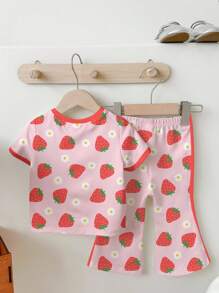 SHEIN 2件套幼儿女童休闲可爱粉色卡通草莓和雏菊花卉印花圆领短袖上衣和喇叭裤夏季服装