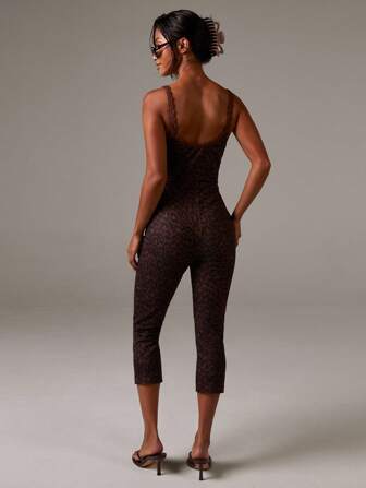 Athîral Dam sommarmoderiktig gatujumpsuit med leopardmönster och kontrasterande spets