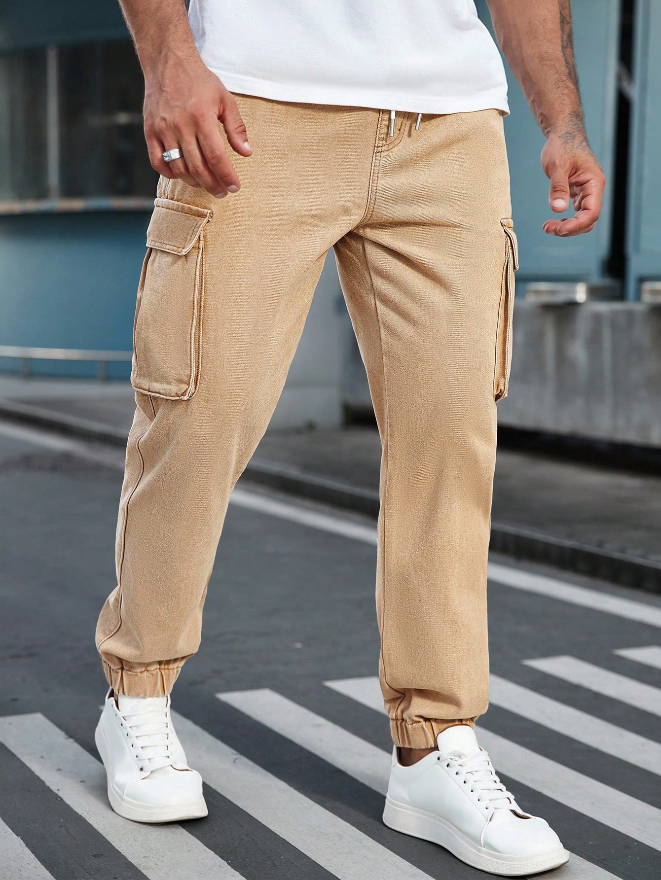 بنطلون جينز رجالي بجيوب متضمّنة ذو قدم مستقيمة