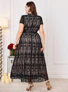 Modelyn Robe élégante de grande taille à manches courtes en maille brodée col en V coupe évasée, printemps/été - Noir - Voir 2