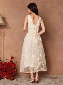 SHEIN Unity Vestido elegante sin mangas con escote en V profundo, bordado floral de malla, lazo en la cintura para mujer en beige, vestido de invitada de boda, vestido de hada, hombros descubiertos - Champán - Ver 2