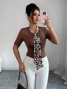 SHEIN LUNE 女士拼色豹纹围巾领 T 恤 - 彩色 - 查看 6