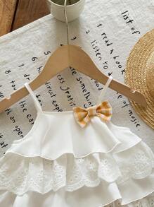 SHEIN Bộ 2 món cho bé gái, gồm áo hai dây xếp tầng và quần short kẻ caro dáng rộng, trang phục thường ngày dễ thương, thời trang cho đi chơi, chụp ảnh, công viên, cắm trại, mặc hàng ngày, dự tiệc, kỳ nghỉ. - trắng - Xem 7