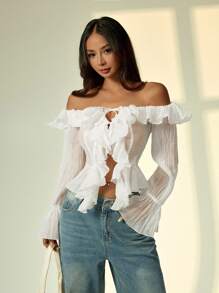 SHEIN PETITE قميص نسائي أبيض طويل الأكمام واحد الكتف ذو كشكشة رومانسي وجذاب للربيع والصيف، به كشكشة في الرقبة وذيل غير متماثل، مناسب للأعياد والعطلات والحفلات والاستخدام اليومي