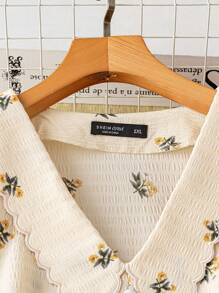 Mulvari 大码女式花卉纽扣设计短款泡泡袖衬衫