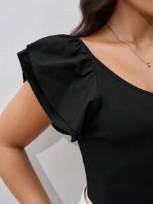 SHEIN Clasi Camiseta casual de talla grande con bajo con volantes, color liso, parte superior casual para mujer, ropa de mujer, blusas de verano, ropa bohemia de verano para mujer, ropa de playa, blusas de verano, conjuntos de verano para mujer, atuendo de concierto para mujer, ropa de mujer bohemia