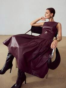 MOTF PREMIUM Ärmeloses Kleid aus PU-Leder mit durchgehendem Strass, Metalltaille und Glockenrock - Bordeaux - Übersicht 2