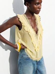 SHEIN X Scot Louie Maija 女士蕾丝拼接深V领荷叶边无袖时尚上衣，优雅都市浪漫乡村风上衣，适合机场旅行、街头、婚礼宾客、商务休闲、约会、派对、返校、圣帕特里克节、复活节派对、海滩、夏季度假、海滩旅行、夏季外出、毕业典礼等场合。 - 黃色 - 查看 6