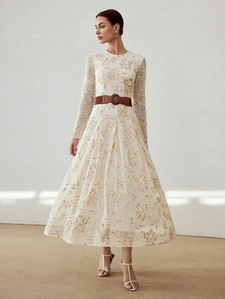 ROBE LONGUE SANS CEINTURE À VOLANTS AVEC MOTIF FLORAL BRODÉ DE SEQUINS CONTRASTÉS