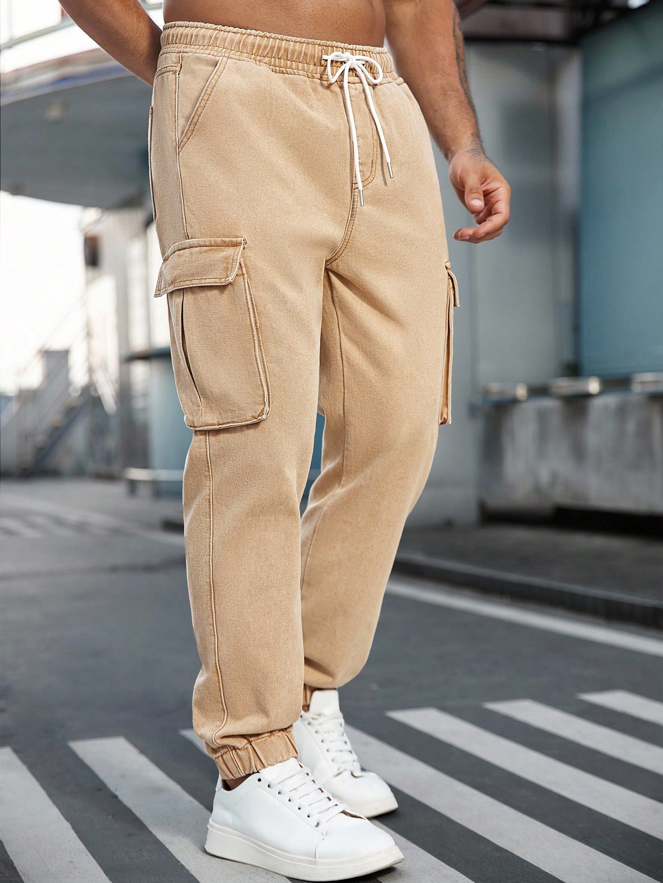 بنطلون جينز رجالي بجيوب متضمّنة ذو قدم مستقيمة