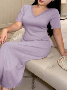 Dazy Plus Camisón largo elástico y ajustado con cuello en V de encaje en contraste, talla grande, color morado