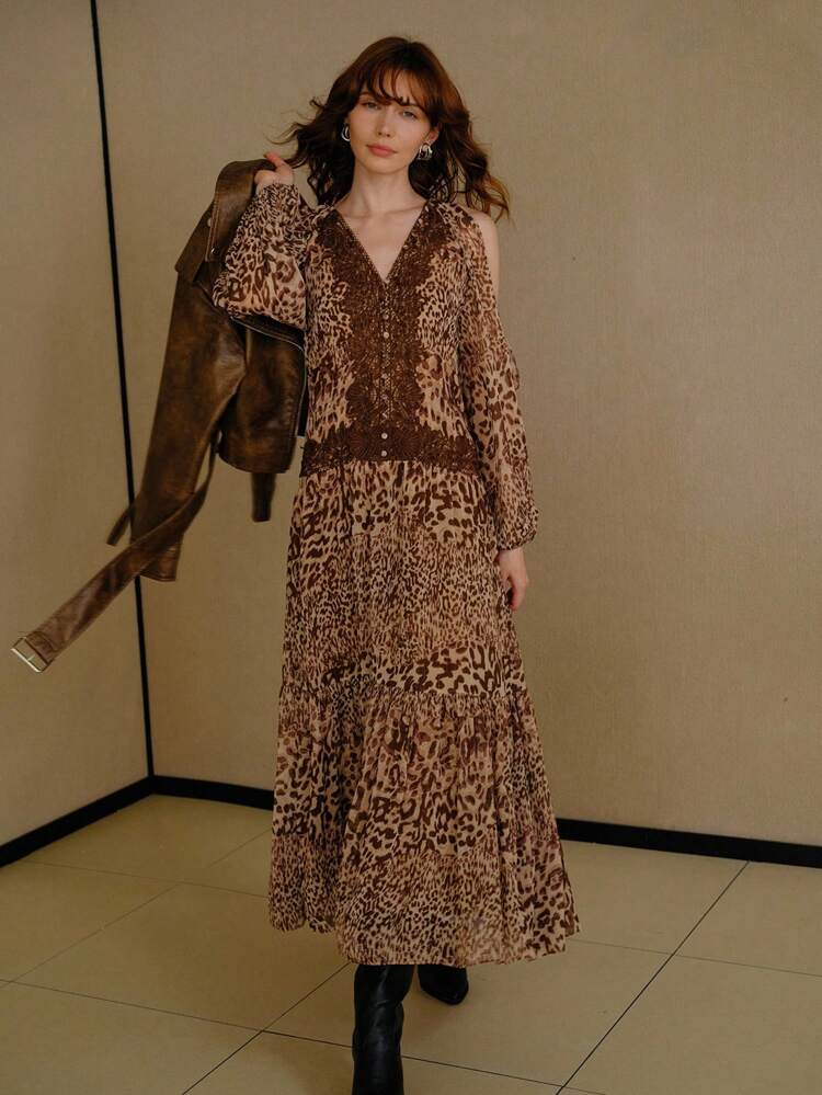 VESTIDO LONGO COM ESTAMPA DE ONÇA, OMBROS DE FORA, MANGA LANTERNA, BARRA COM RENDA E BAINHA FLUIDA