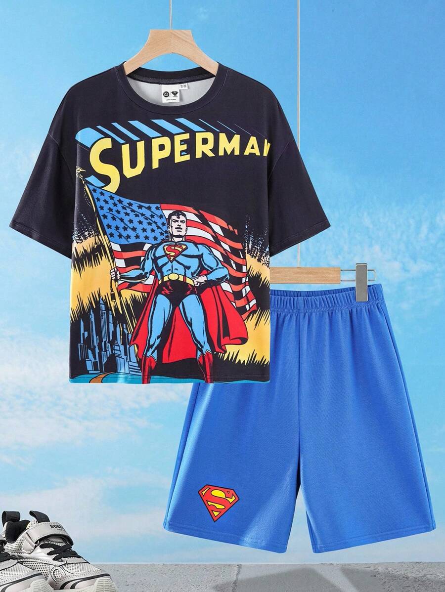 SUPERMAN X SHEIN 青少年男孩卡通超级英雄黑色宽松短袖 T 恤和蓝色休闲短裤套装 - 黑色 - 查看 1