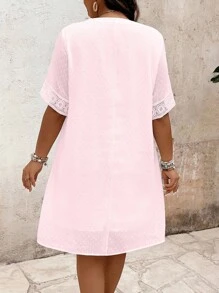 SHEIN LUNE 大码休闲简约蕾丝边装饰女式连衣裙 - 粉色 - 查看 2