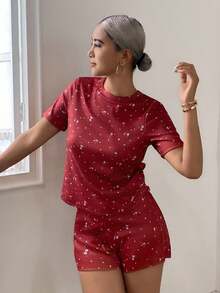 DAZY Conjunto de pijama de 2 piezas con camiseta de manga corta y shorts con estampado de flores menudas para mujer