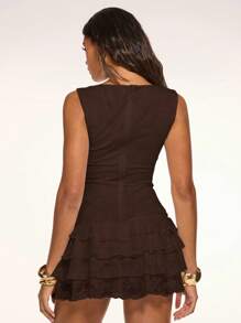 SHEIN BAE 白色蕾丝花朵蛋糕层叠裙裤无袖荷叶边迷你连衣裙夏季假日波西米亚风格，优雅，海滩度假，女士西部装，伊比沙岛服装，狂欢服装，女士音乐会服装 - 咖啡棕 - 查看 2