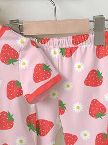 SHEIN 2件套幼儿女童休闲可爱粉色卡通草莓和雏菊花卉印花圆领短袖上衣和喇叭裤夏季服装
