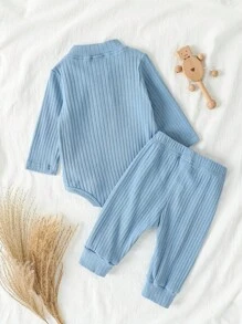 SHEIN Vintaside Kids 2件套新生儿男宝宝休闲简约立领长袖连体衣和抽绳装饰裤套装，适合春秋季日常穿着，可外穿/内搭，四季皆宜，秋冬季百搭，尺码1个月至2岁，男女宝宝连体衣和裤子套装，男宝宝蓝色罗纹套装，男宝宝蓝色套装，男宝宝罗纹套装，男宝宝两件套，男宝宝背带裤，男宝宝新生儿服装，新生儿男女宝宝服装，婴儿套装，中性秋季婴儿服装 - 藍色 - 查看 2