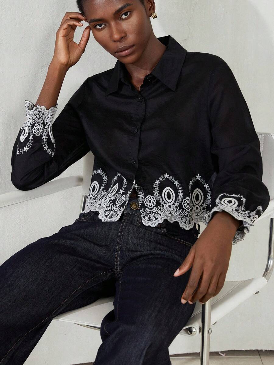 Aveloria Modichic Blusa de manga corta con cuello de volantes, bajo con bordado pesado y contraste de colores, de estilo elegante y estilizador - Negro - Ver 1