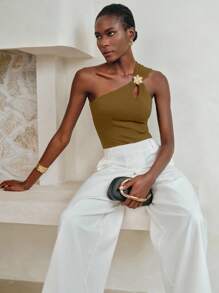 Arave 女士夏季卡其色镂空金属扣装饰吊带背心上衣，单肩上衣，女士金色上衣，女士正装上衣，3D花朵上衣，女士优雅上衣 - 橄欖綠 - 查看 3