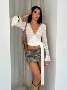 Glamine 白色蕾丝边V领衬衫，喇叭袖、系带袖口和镂空设计。融合西部与波西米亚风情，是日常或聚会的完美之选，为您的秋季造型增添优雅与个性。蕾丝上衣 蕾丝长袖上衣 蕾丝裹身上衣 白色蕾丝上衣 蕾丝衬衫 - 白色 - 查看 8