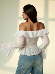 SHEIN PETITE قميص نسائي أبيض طويل الأكمام واحد الكتف ذو كشكشة رومانسي وجذاب للربيع والصيف، به كشكشة في الرقبة وذيل غير متماثل، مناسب للأعياد والعطلات والحفلات والاستخدام اليومي