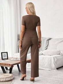 SHEIN 2件套孕妇罗纹针织纽扣设计短袖T恤和可调节腰带裤 - 咖啡棕 - 查看 2