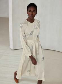 Aveloria Modichic 优雅精致简约圆领连衣裙，配布质腰带，亮片刺绣，长袖，女款超长款 - 杏色 - 查看 5