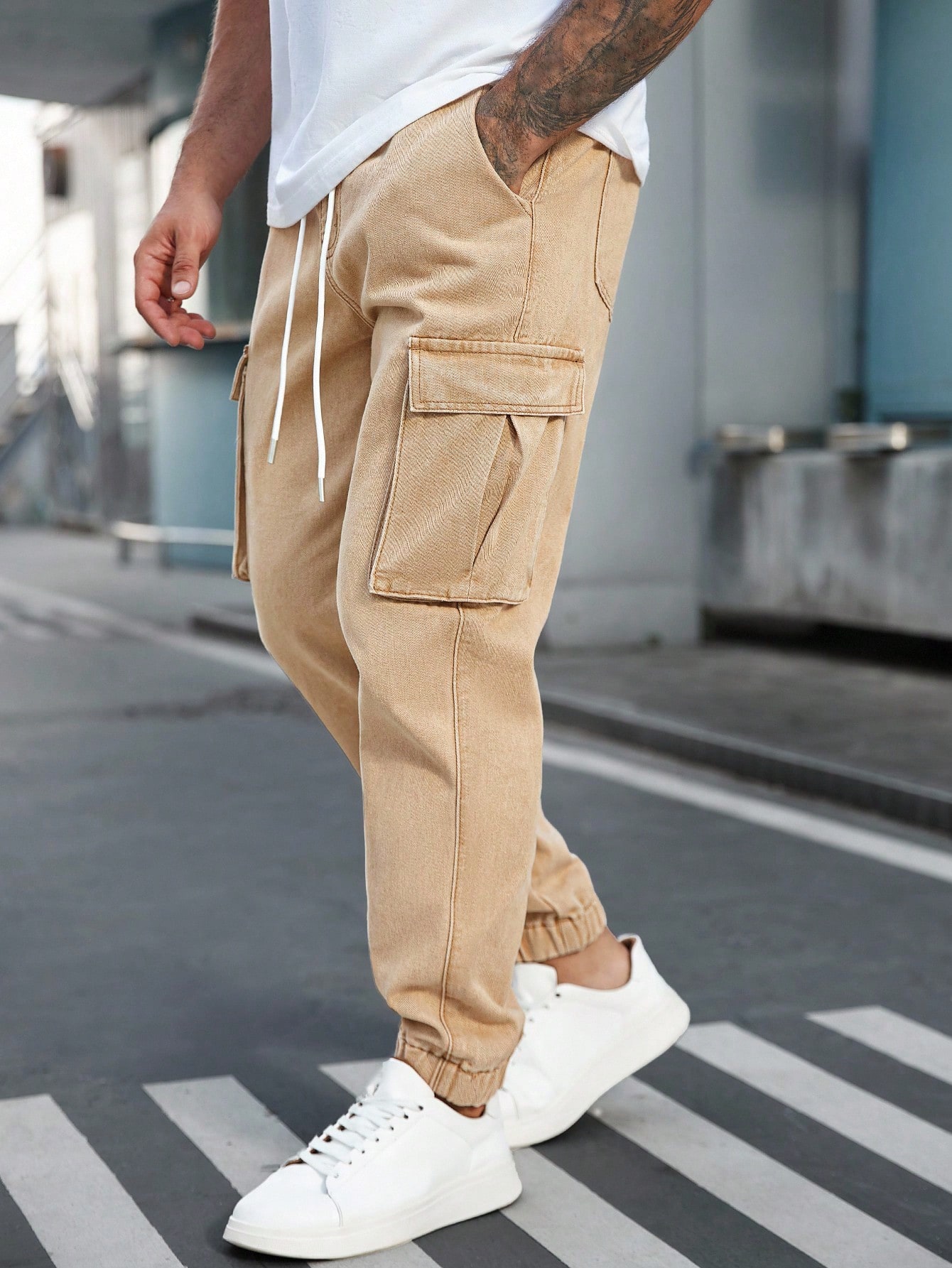 بنطلون جينز رجالي بجيوب متضمّنة ذو قدم مستقيمة