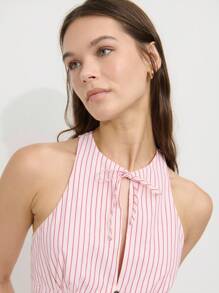 Nöista 合身的条纹荷叶边上衣，采用轻质纹理面料，露背领口搭配蝴蝶结；是女性理想的海滩装和休闲骄傲庆典装扮；百搭的夏季必备单品。 - 彩色 - 查看 2