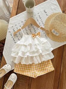 SHEIN Bộ 2 món cho bé gái, gồm áo hai dây xếp tầng và quần short kẻ caro dáng rộng, trang phục thường ngày dễ thương, thời trang cho đi chơi, chụp ảnh, công viên, cắm trại, mặc hàng ngày, dự tiệc, kỳ nghỉ. - trắng - Xem 5