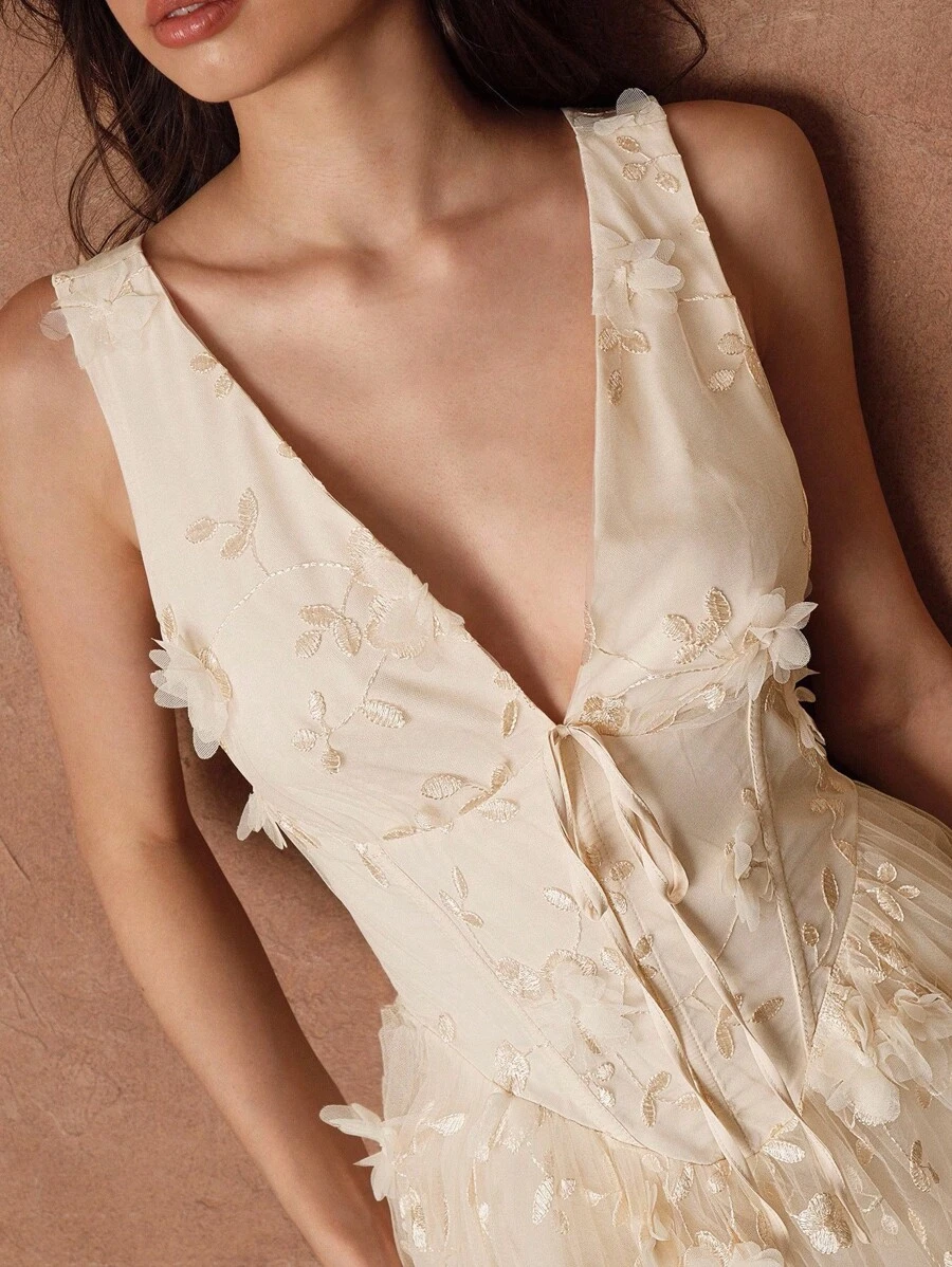 SHEIN Unity Vestido elegante sin mangas con escote en V profundo, bordado floral de malla, lazo en la cintura para mujer en beige, vestido de invitada de boda, vestido de hada, hombros descubiertos - Champán - Ver 1