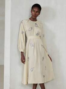 Aveloria Modichic 优雅精致简约圆领连衣裙，配布质腰带，亮片刺绣，长袖，女款超长款 - 杏色 - 查看 4