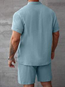 Manfinity CasualCool 男士休闲衬衫夏季立领男士Polo衫和抽绳短裤2件套，适合夏季穿着，度假风，适合送给男朋友和老公的夏季礼物 - 藍色 - 查看 2