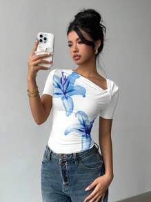 Siren Gaze 女士休闲优雅不对称领口褶饰修身短袖 T 恤，蓝色花卉图案，适合夏季