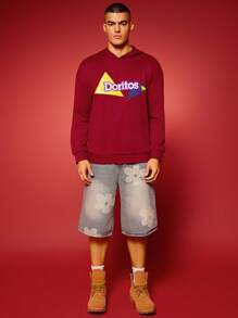 Doritos X SHEIN هودي كاجوال للرجال بجيب وطباعة هندسية وحرفية، للارتداء اليومي - عنابي اللون - مشاهدة 3