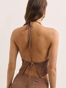 Nöista Acest set maro din două piese prezintă un top scurt cu decolteu adânc în V și o fustă mini asortată, cu un model evazat lejer. Materialul tricotat minimalist și silueta modernă și elegantă fac ca acest set să fie ideal pentru ținute de vară, inspirate de Y2K sau ca o ținută elegantă pentru concerte country. - Maro - Vizualizare 6