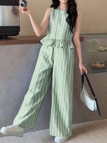 SHEIN Bộ áo không tay sọc xanh lá cây và trắng có cúc gỗ và quần ống đứng cho bé gái tuổi teen, trang phục ngày lễ thường ngày. Thích hợp cho kỳ nghỉ xuân/hè, tiệc tùng, thanh lịch, trở lại trường, dễ thương, dã ngoại ngoài trời cùng gia đình và mặc hàng ngày. - Màu xanh Bạc hà - Xem 3
