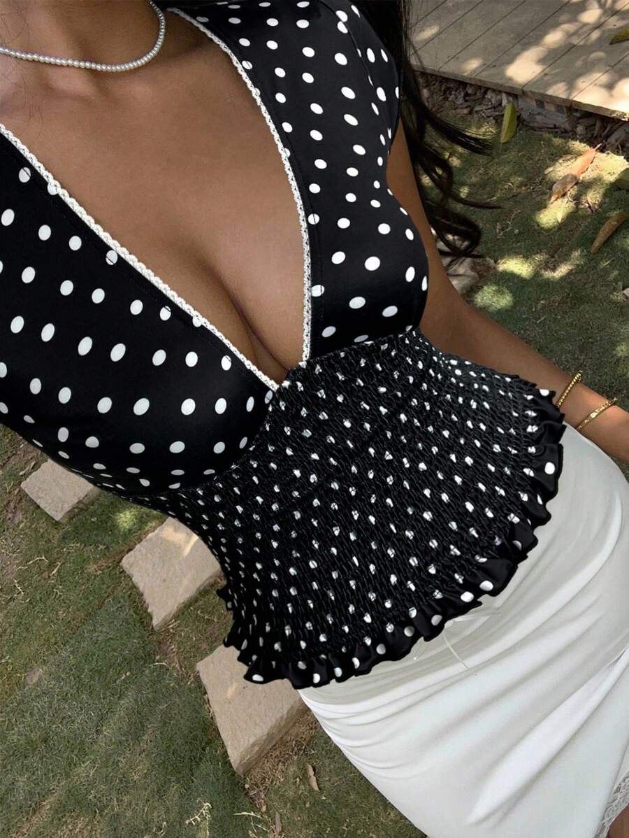 SHEIN 女式黑色针织休闲 V 领盖袖短款上衣，褶皱设计和波尔卡圆点图案，女式波尔卡圆点上衣 - 黑色 - 查看 1