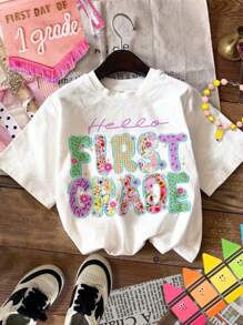 SHEIN 小女孩你好！一年级！可爱甜美彩色花卉字母图案短袖T恤，夏季舒适穿搭，秋季儿童叠穿，时尚童装，休闲装，儿童图案，开学第一天一年级女童衬衫，女童开学第一天衬衫，女童一年级衬衫，女童开学第一天一年级衬衫 - 白色 - 查看 3