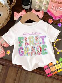 SHEIN 小女孩你好！一年级！可爱甜美彩色花卉字母图案短袖T恤，夏季舒适穿搭，秋季儿童叠穿，时尚童装，休闲装，儿童图案，开学第一天一年级女童衬衫，女童开学第一天衬衫，女童一年级衬衫，女童开学第一天一年级衬衫 - 白色 - 查看 4