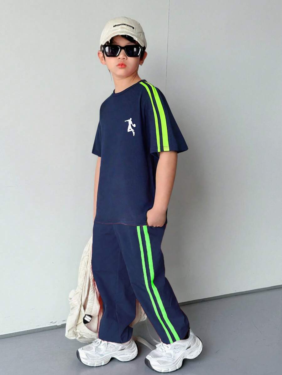 SHEIN 2 件套青少年男孩运动条纹设计短袖 T 恤和裤子套装，情人节 T 恤，情人节儿童服装 - 寶藍色 - 查看 1