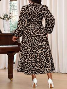 SHEIN Lady Vestidos de talla grande de primavera y verano, elegantes, de oficina y de uso casual, de estilo bohemio con estampado de leopardo de colores, con cuello cuadrado y cuello con volantes, de manga larga.