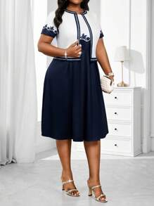 SHEIN Lady 春夏休闲优雅通勤办公室彩色针织圆领喇叭中长短袖大码连衣裙大码套装 - 彩色 - 查看 4