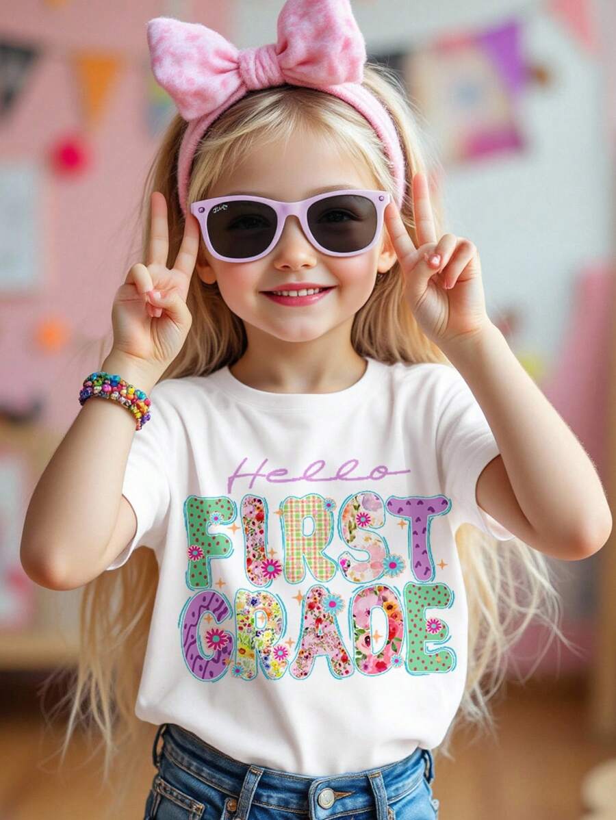 SHEIN 小女孩你好！一年级！可爱甜美彩色花卉字母图案短袖T恤，夏季舒适穿搭，秋季儿童叠穿，时尚童装，休闲装，儿童图案，开学第一天一年级女童衬衫，女童开学第一天衬衫，女童一年级衬衫，女童开学第一天一年级衬衫 - 白色 - 查看 1