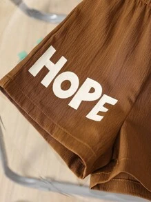 SHEIN 2 件套男童可爱休闲运动韩版风格棕色字母印花领短袖上衣和短裤套装，夏季 - 棕色 - 查看 9