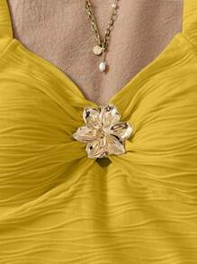 SHEIN LUNE Soleia Vacation V 领花卉金属扣白色针织纹理修身女士吊带背心，适合度假、音乐节、波西米亚风、节日、下午茶约会 - 黃色 - 查看 3