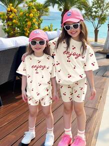 SHEIN Bộ đồ Happikins 2 món màu trắng kem dễ thương, họa tiết quả anh đào cổ điển và chữ đơn giản, áo thun tay ngắn cổ tròn dáng rộng và quần short ôm sát, phù hợp cho bé gái, thích hợp cho mùa hè, xuân, thu và đông, mặc ở nhà, đi chơi, dã ngoại, hoạt động ngoài trời, kỳ nghỉ. Bộ đồ trẻ em họa tiết quả anh đào hai mảnh cho bé gái, bộ đồ thoải mái hai mảnh dễ thương cho trẻ em. - Nhiều màu - Xem 5