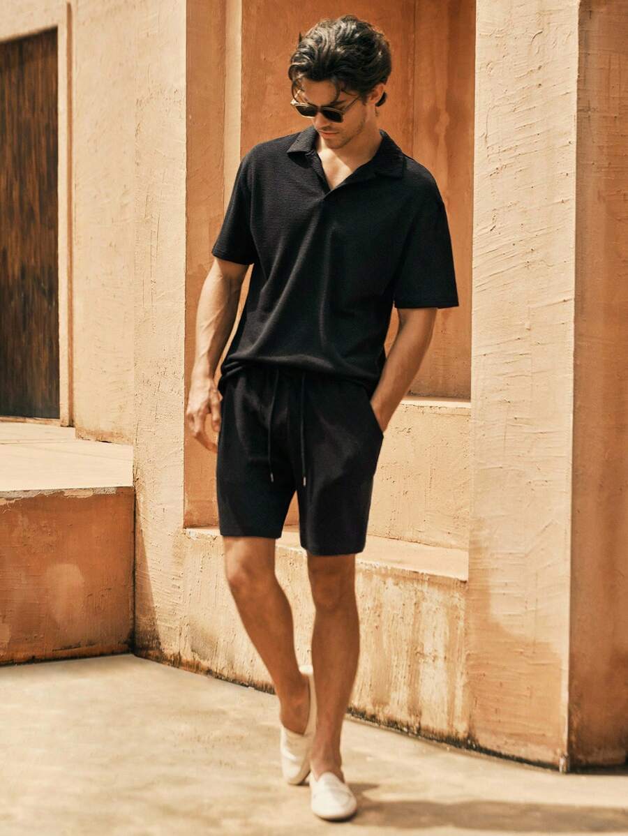 Manfinity VCAY Bộ 2 áo thun polo tay ngắn họa tiết jacquard màu trơn thường ngày cho nam Bộ quần áo ngắn mùa hè cho nam Bộ quần áo ngắn hai mảnh thường ngày cho nam Bộ đồ đi nghỉ màu đen cho nam Bộ quần áo ngắn màu đen cho nam Bộ đồ mùa hè cho nam - màu đen - Xem 1
